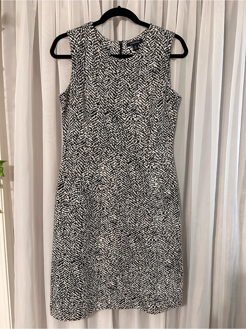 Lands End Sleeveless Black & White Patterned Shift Dress with Pockets size 6